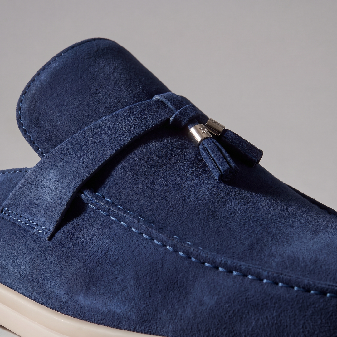 Détail boucle métallique sur mules loafers homme à dos ouvert. Confortables et stylées slip-on.