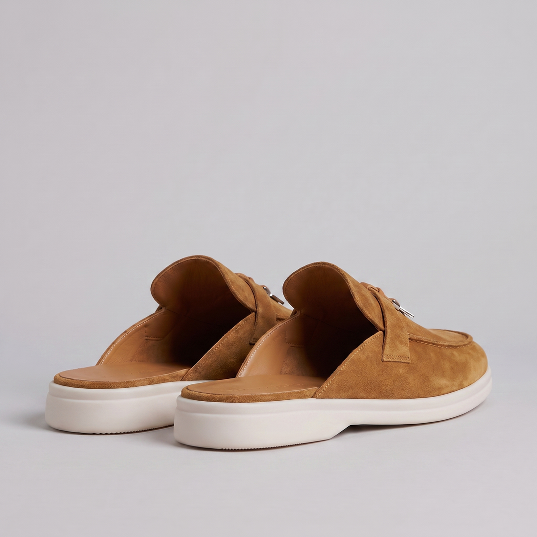 Vue de dessus des mules loafers homme à dos ouvert, boucle métallique. Confortables et chic.