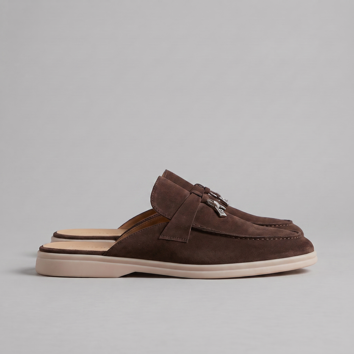 Mules loafers homme élégantes, dos ouvert, boucle métallique. Pour un style chic en été.