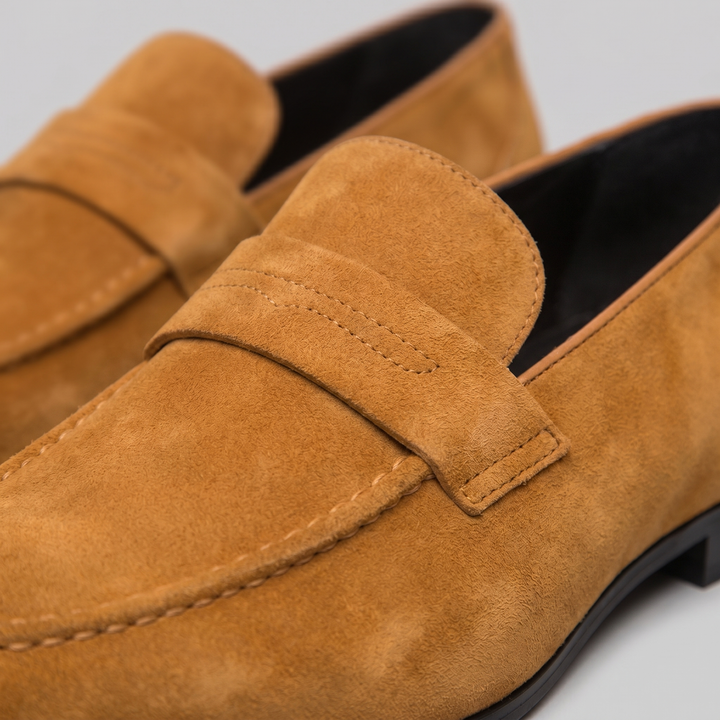 Mocassins homme en cuir souple, chaussures de ville polyvalentes pour un confort optimal.