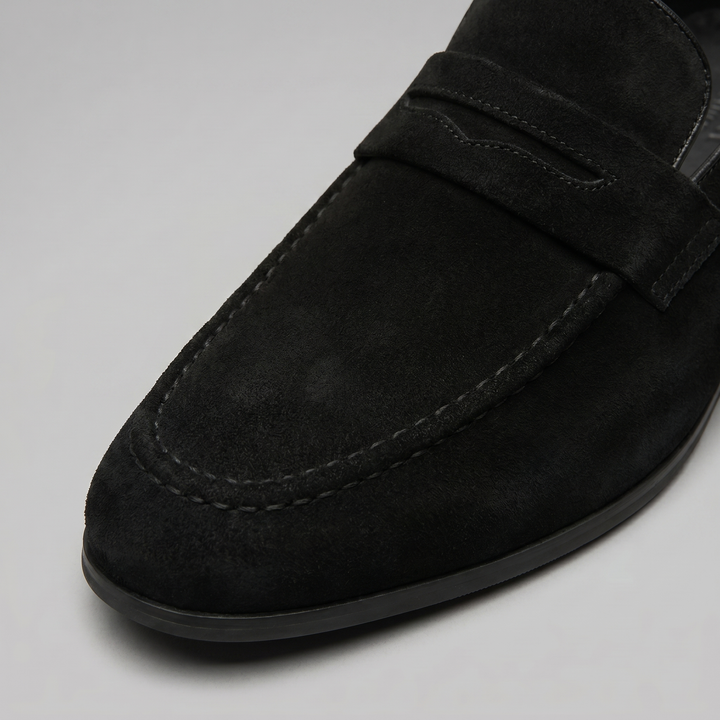 Classiques penny loafers homme, chaussures habillées et confortables pour un style intemporel.