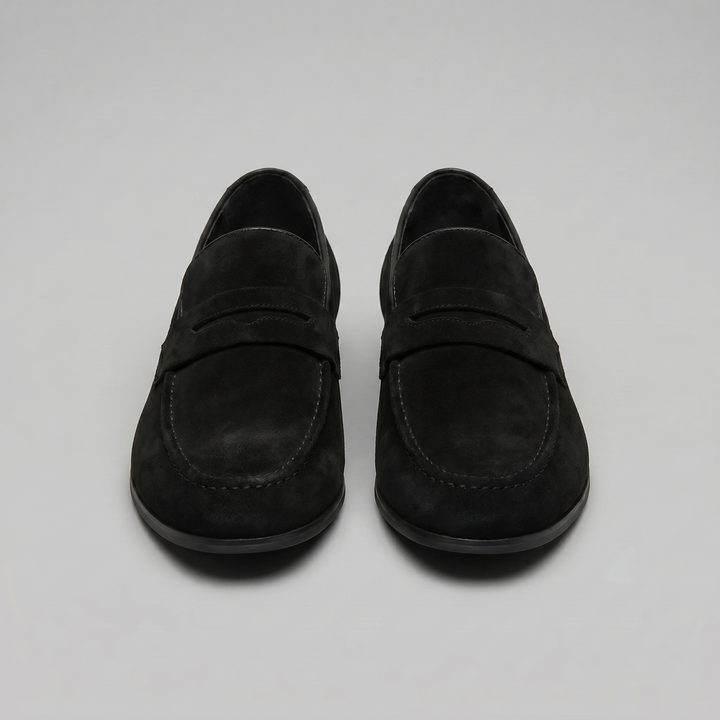 Mocassins homme noirs, parfait pour un look smart casual ou formel avec aisance.
