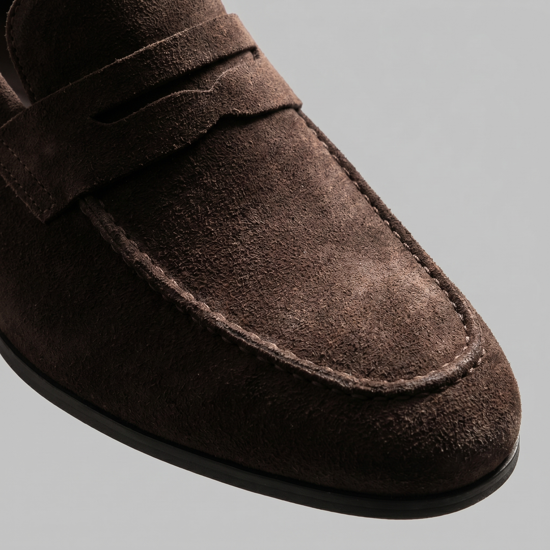 Détail gros plan : Penny loafers homme en cuir, qualité et finition pour une élégance durable.
