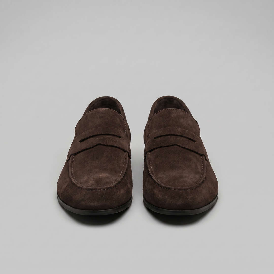 Profil des mocassins homme, chaussures de ville avec un design intemporel et confortable.