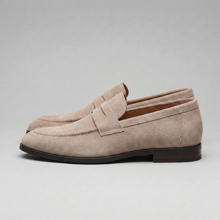 Mocassins homme en cuir noir, élégance et confort pour des chaussures de ville ou décontractées.