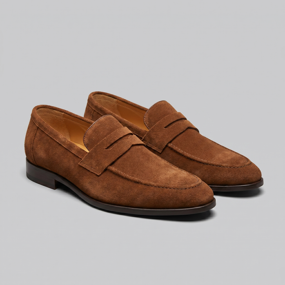 Mocassins homme avec coutures apparentes, détail de qualité pour une chaussure élégante.