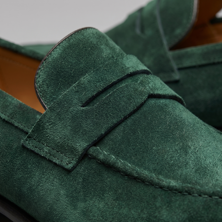 Élégance décontractée : mocassins homme en cuir, des penny loafers parfaits pour la vie active.