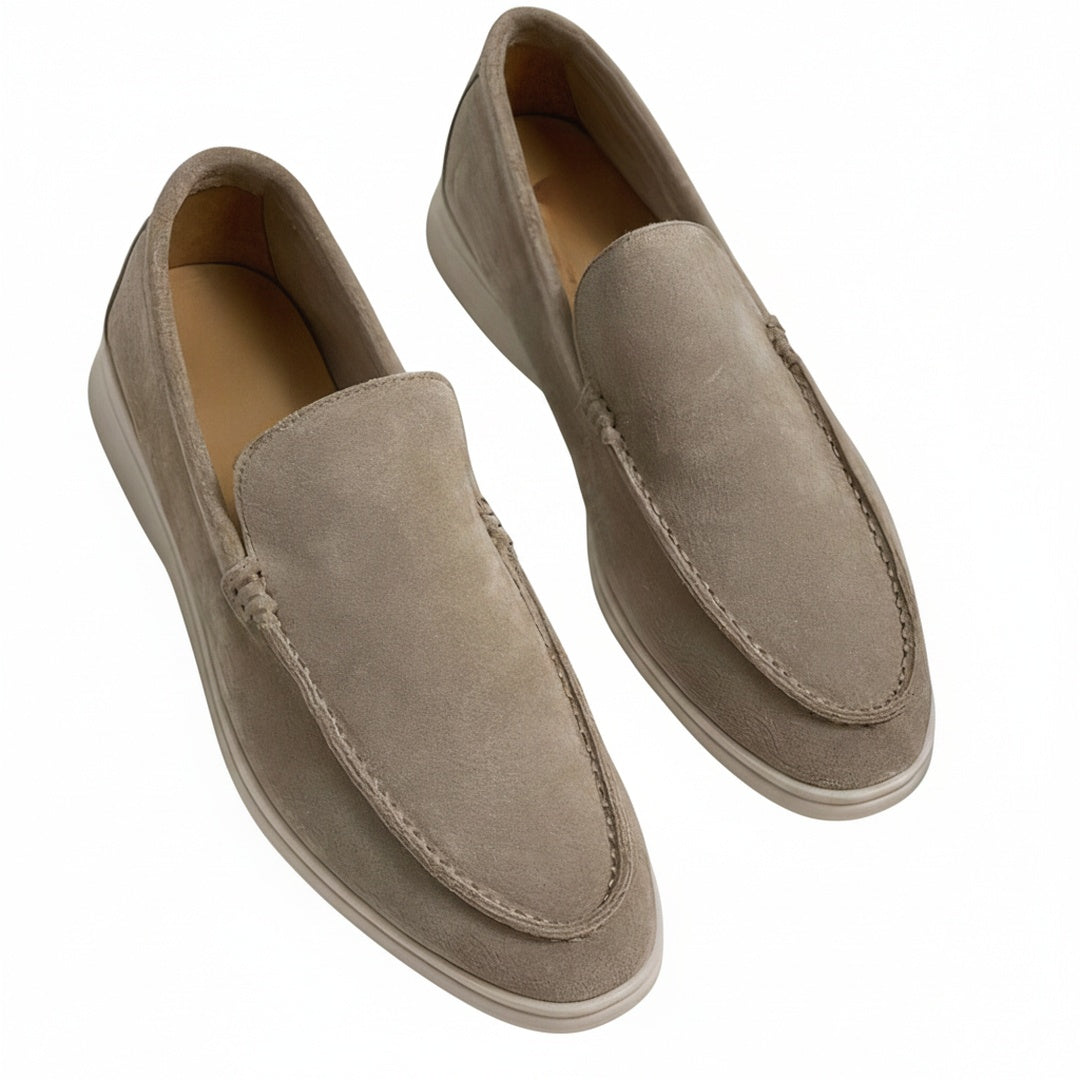 Mocassins slip-on homme élégants avec semelle blanche et bout arrondi, parfaits pour un look chic et décontracté.