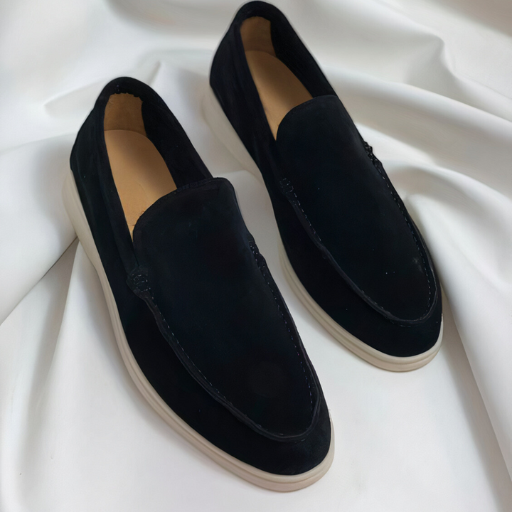 Élégants mocassins slip-on pour homme, dotés d'une semelle blanche moderne et d'un bout arrondi pour un style raffiné.