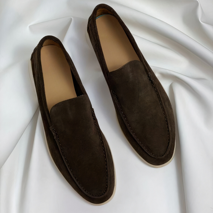 Loafers homme tendance, semelle blanche et bout arrondi. Ces chaussures slip-on offrent style et confort pour toute occasion.