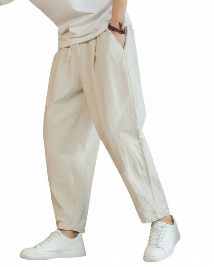 Pantalon homme ample à plis avec taille élastique et cordon, idéal pour un look décontracté confortable.