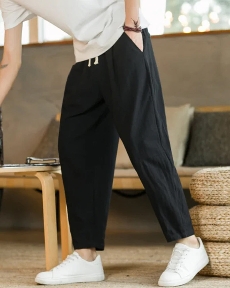 Vue avant du pantalon homme ample à plis. Cordon de serrage visible, taille élastique pour un ajustement parfait.
