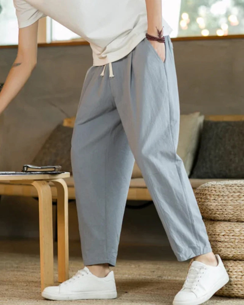 Pantalon long homme ample à plis, tissu fluide pour un confort décontracté. Style casual chic, taille élastique.