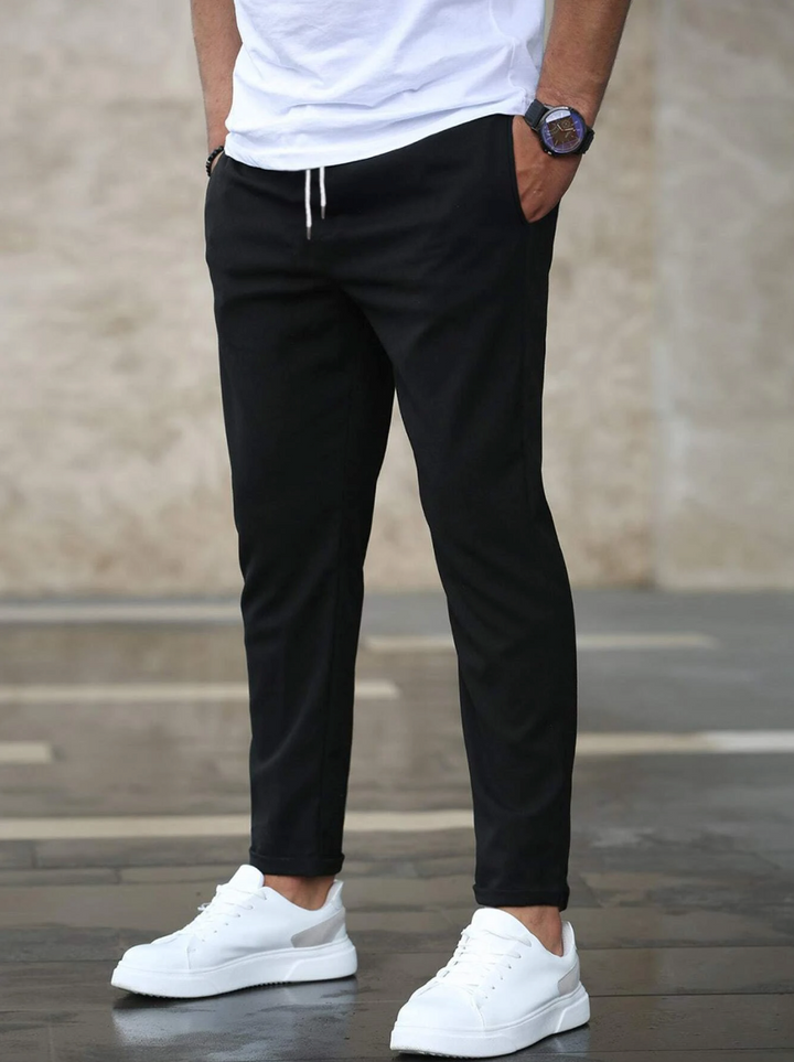 Pantalon chino homme slim polyvalent, parfait pour un style décontracté ou smart casual.