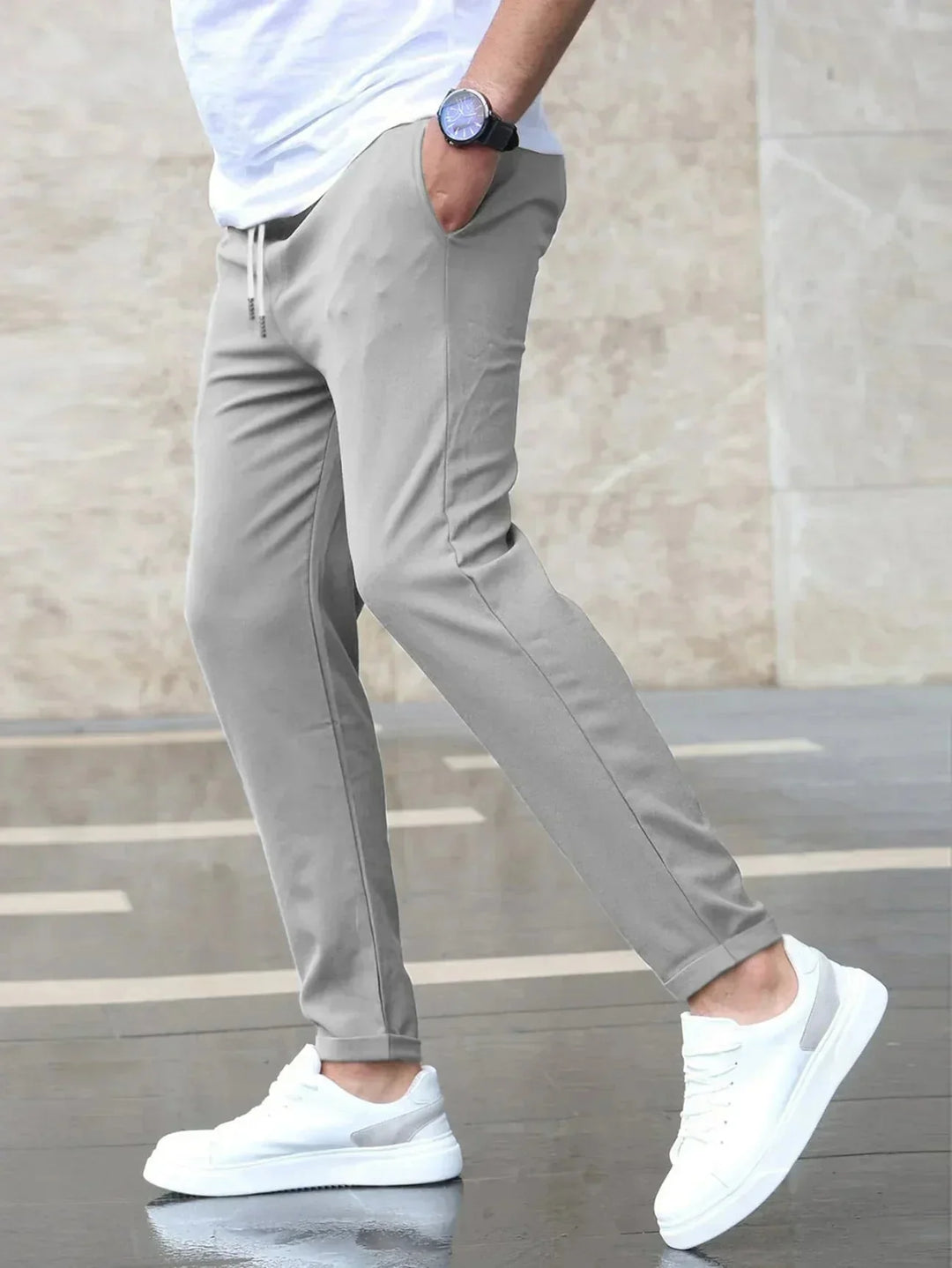 Pantalon chino slim homme, ceinture élastique avec cordon de serrage visible.