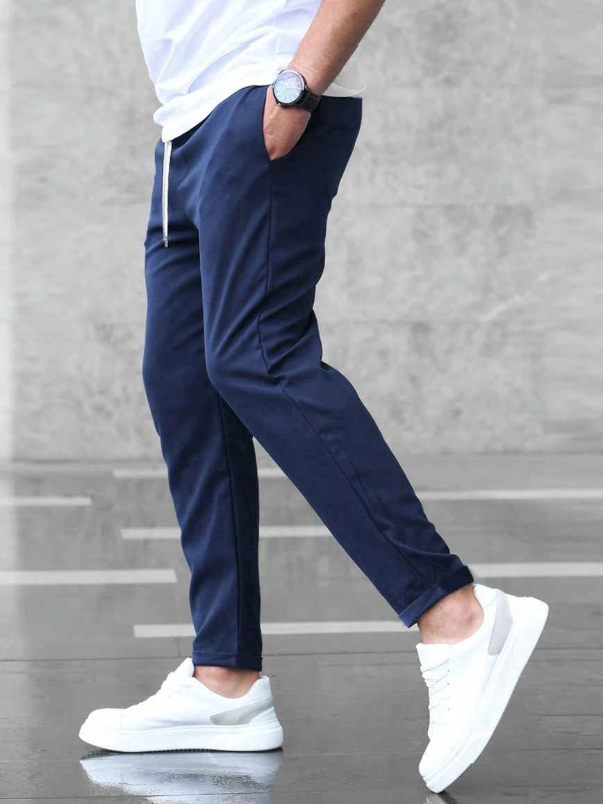 Chino homme slim moderne, ourlets à revers distinctifs pour un look chic.