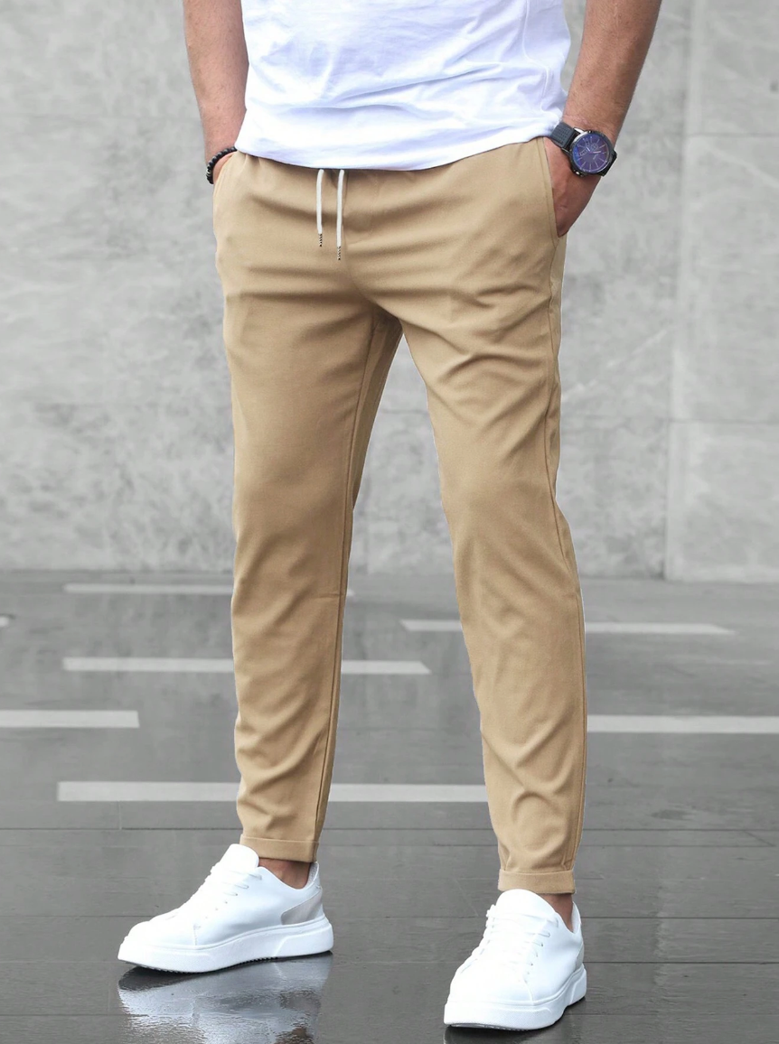 Mode homme: pantalon chino slim avec cordon et revers, look décontracté moderne.