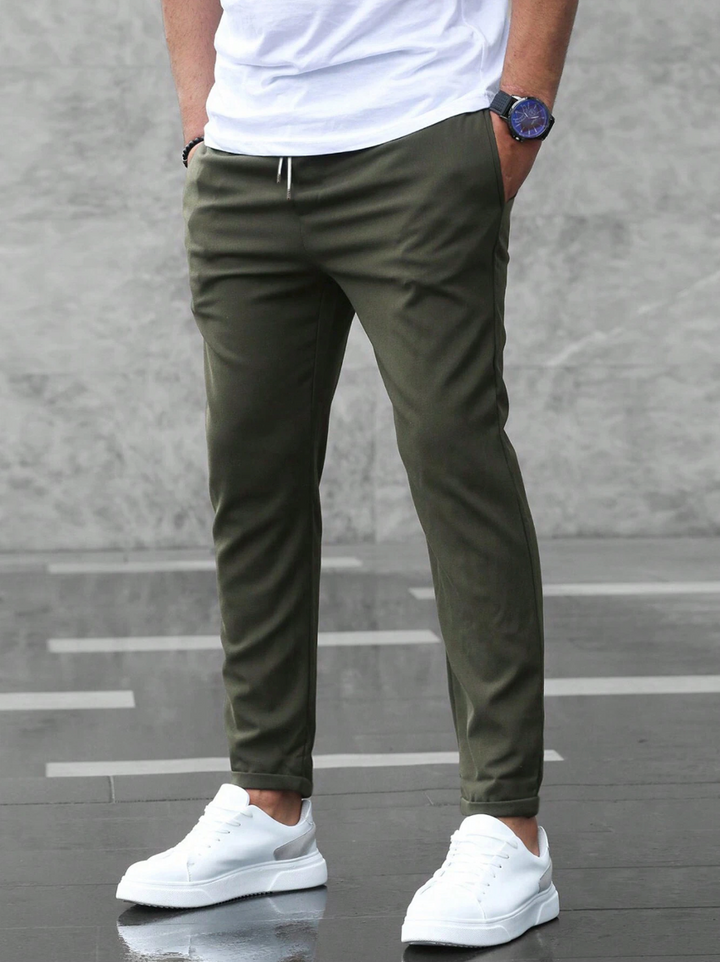 Chino homme slim élégant, cordon de serrage et revers pour un style contemporain.