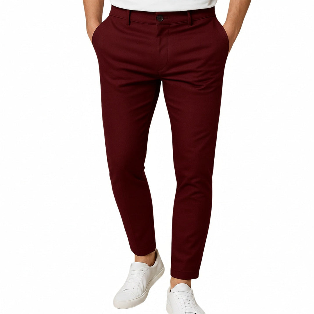 Pantalon chino homme slim fit, élégant et moderne. Idéal pour le bureau ou look casual chic quotidien. Confort optimal.