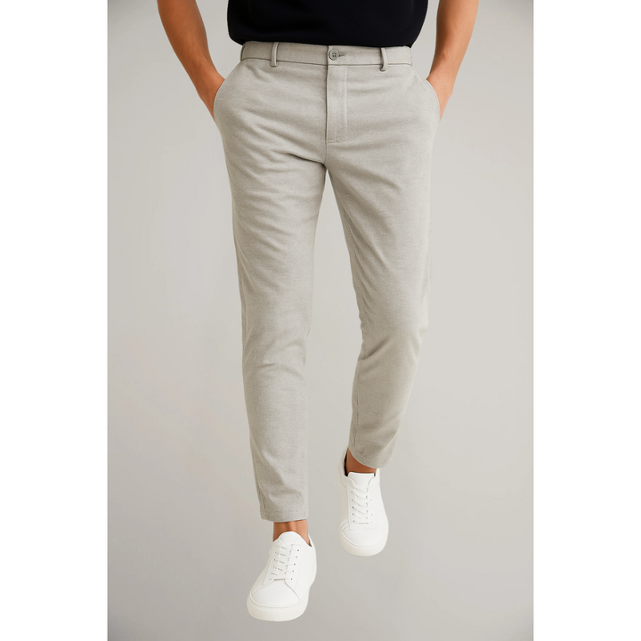 Ce pantalon chino homme slim est un indispensable moderne. Polyvalent et élégant pour toutes les occasions, du bureau au casual.