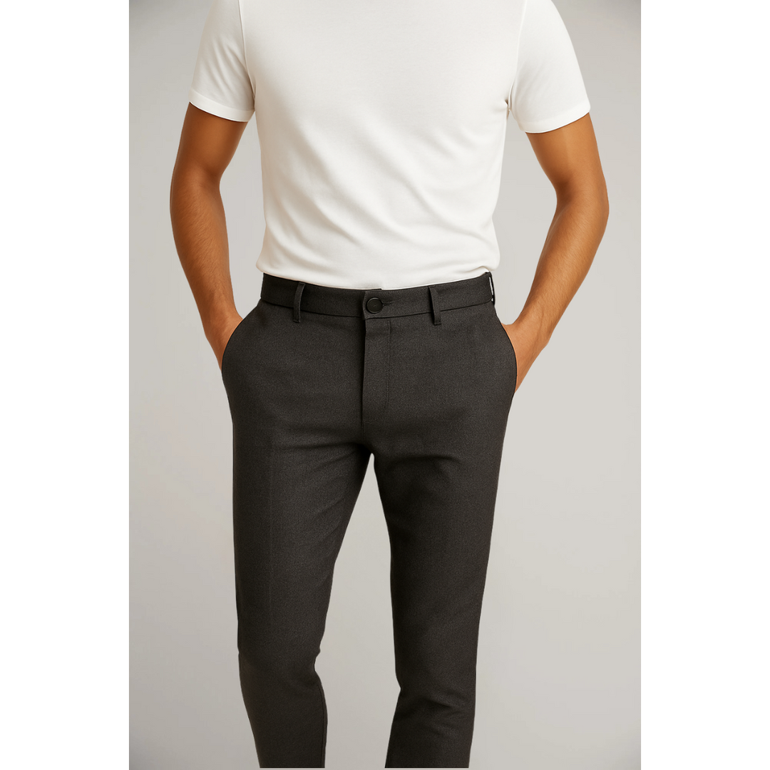 Homme portant élégamment un pantalon chino slim fit moderne, taille moyenne. Idéal pour tenue bureau ou décontractée.