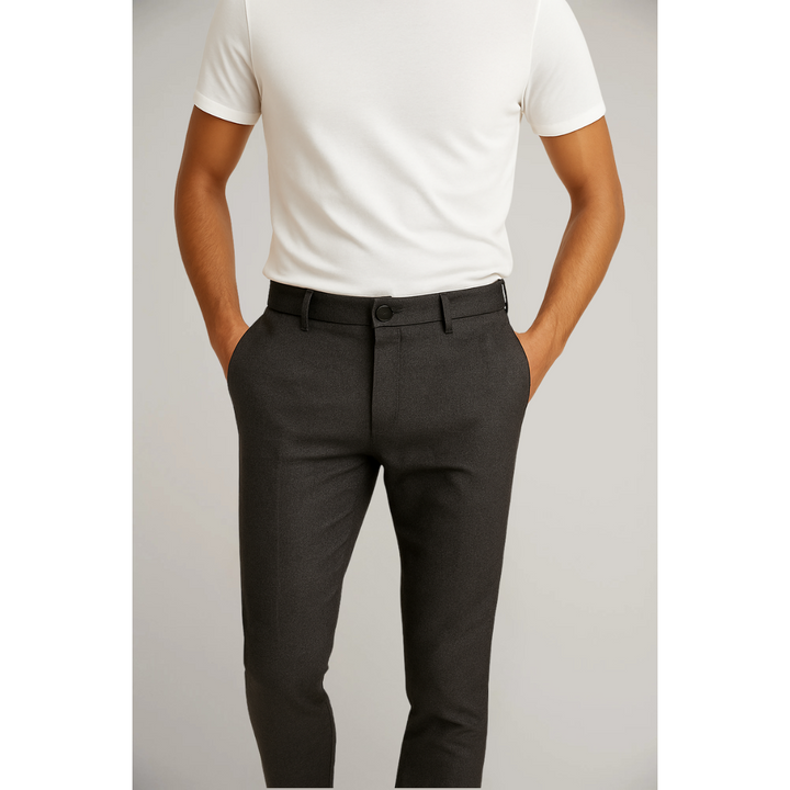Homme portant élégamment un pantalon chino slim fit moderne, taille moyenne. Idéal pour tenue bureau ou décontractée.