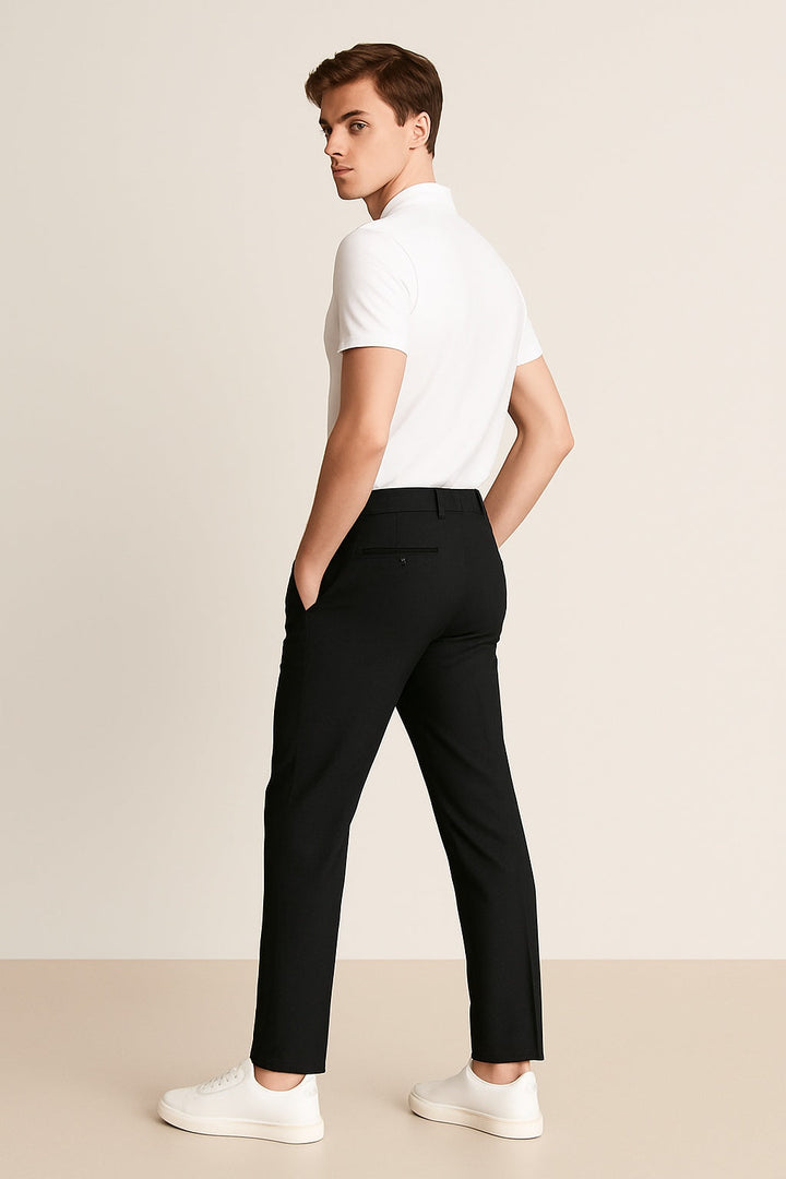 Vue arrière du pantalon chino homme slim, poches passepoilées, coupe ajustée et moderne. Élégance versatile.