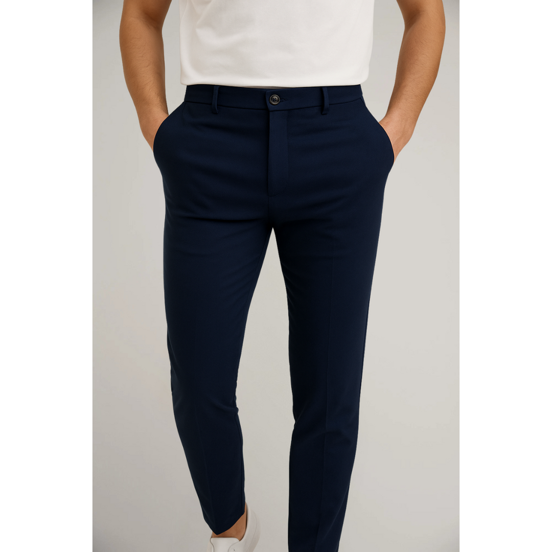 Pantalon chino homme slim fit, taille moyenne, coupe moderne. Parfait pour un look bureau professionnel ou casual chic.
