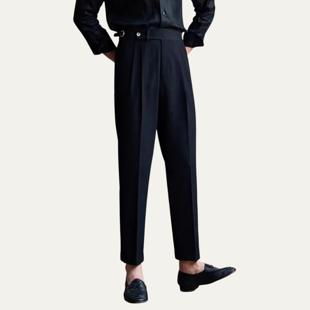 Pantalon de costume homme à pinces, coupe slim fit taille haute. Idéal pour le bureau.