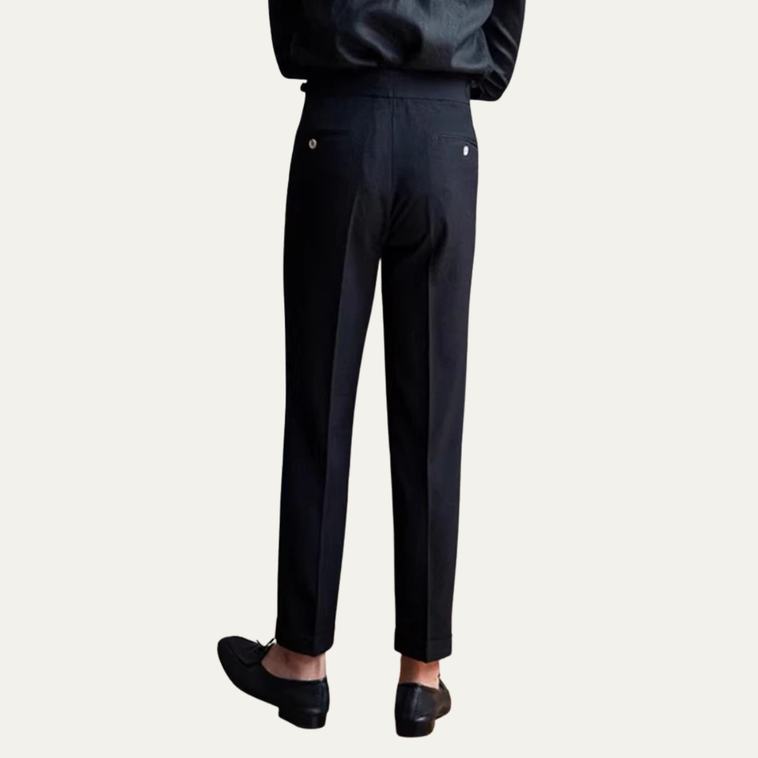 Pantalon homme taille haute slim fit. Essentiel de la mode masculine, look contemporain habillé.