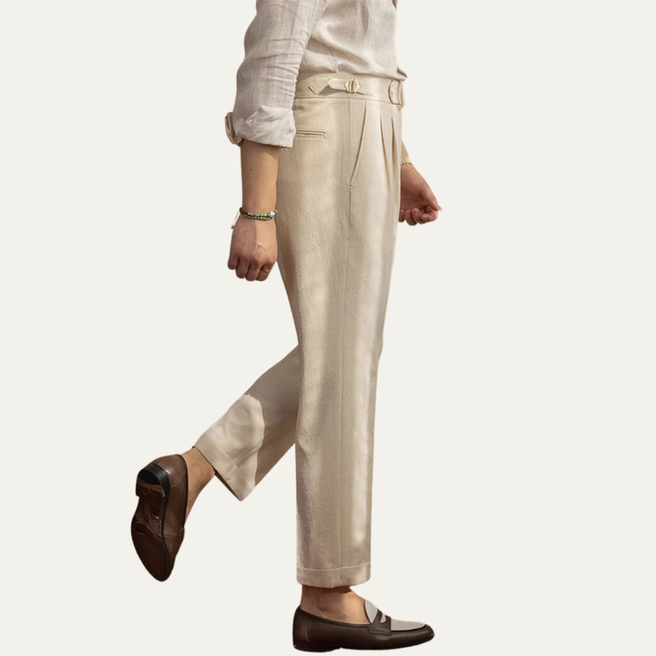 Pantalon homme habillé slim fit, taille haute ajustée. Confort et élégance pour le travail.