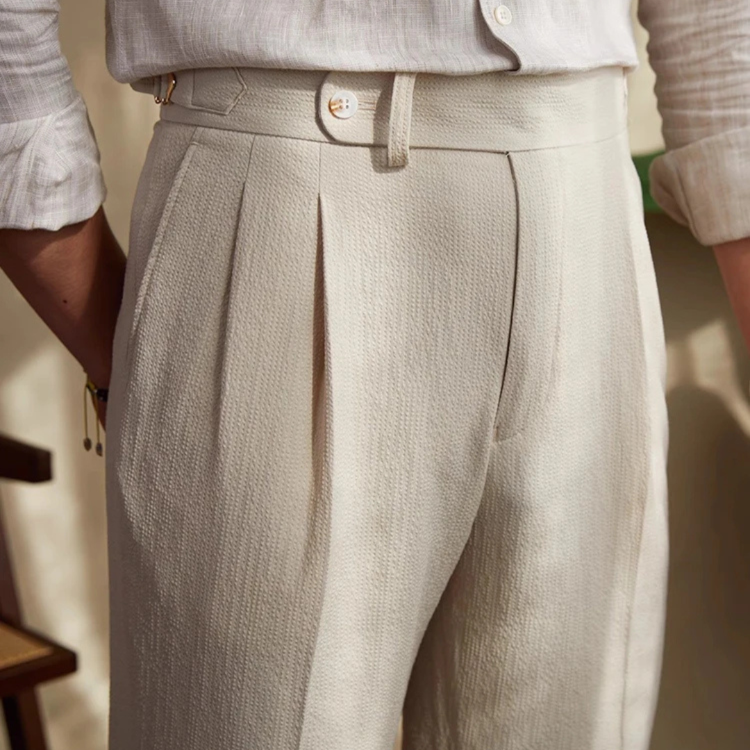 Pantalon de costume homme, coupe slim fit, taille haute et pinces. Look chic et professionnel.