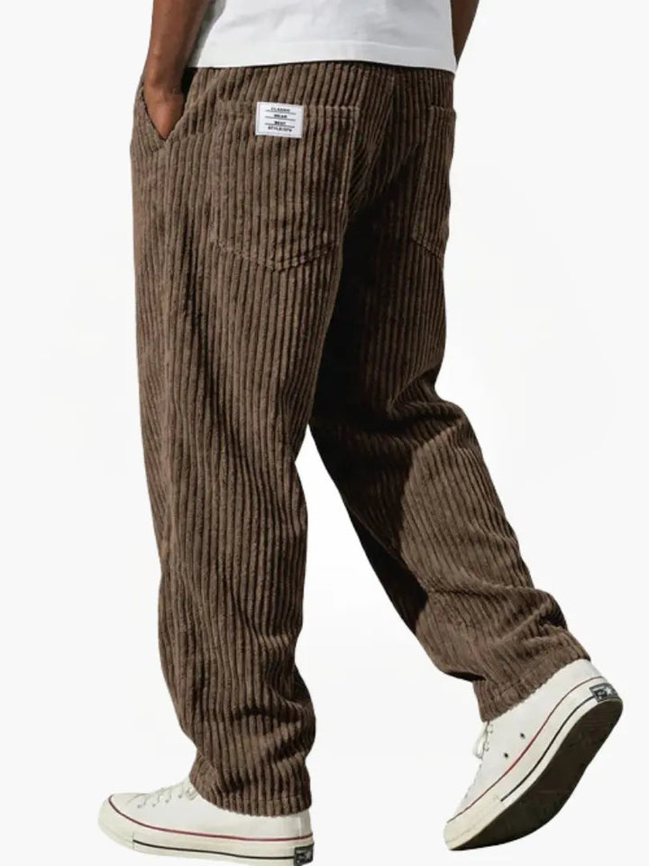 Détail de la texture côtelée du pantalon homme large. Tissu doux et résistant pour un confort décontracté.