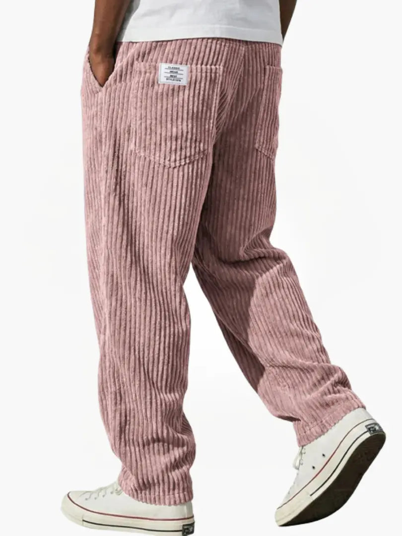Pantalon large côtelé homme, alliant style décontracté, confort ultime et tendances de la mode masculine.