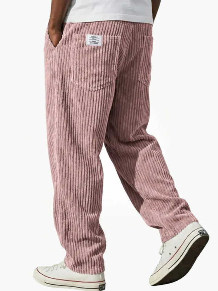 Pantalon large côtelé homme, alliant style décontracté, confort ultime et tendances de la mode masculine.