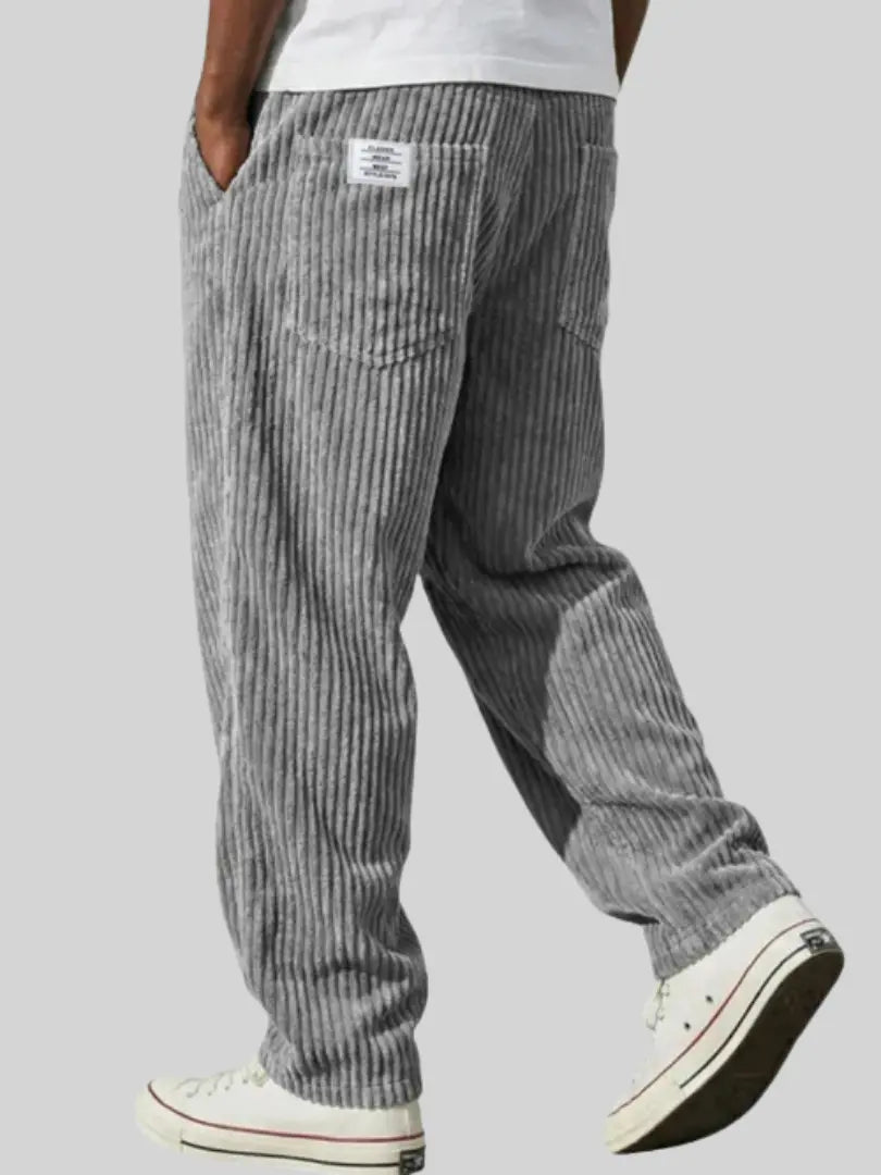 Pantalon homme large côtelé, idéal pour un look décontracté chic. Confort et style masculin moderne.