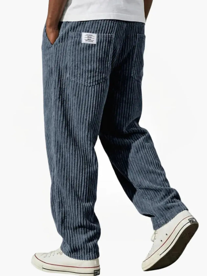 Pantalon côtelé homme large, tissu doux et résistant. Parfait pour le confort quotidien et la mode décontractée.