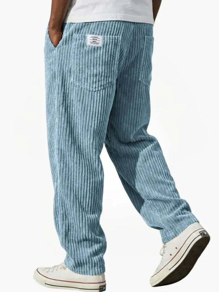 Pantalon large homme côtelé, coupe ample et taille élastique. Conçu pour un confort optimal et un style décontracté.