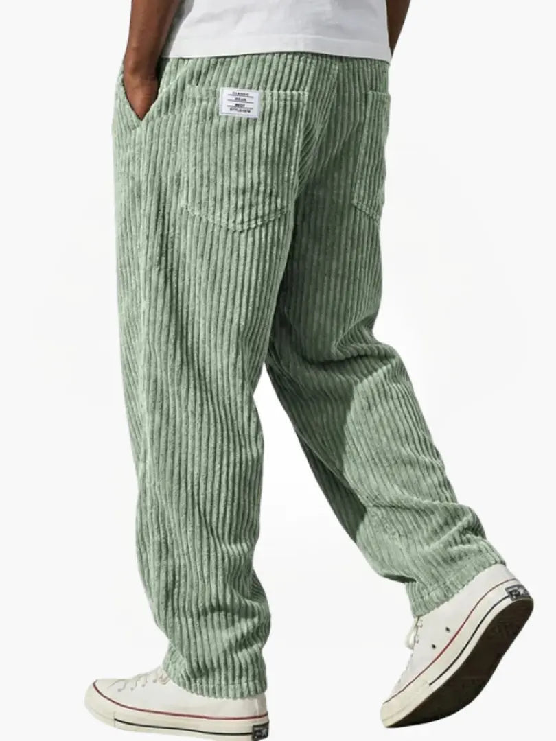 Pantalon homme côtelé large avec poches pratiques. Taille élastique pour un confort absolu, look décontracté.