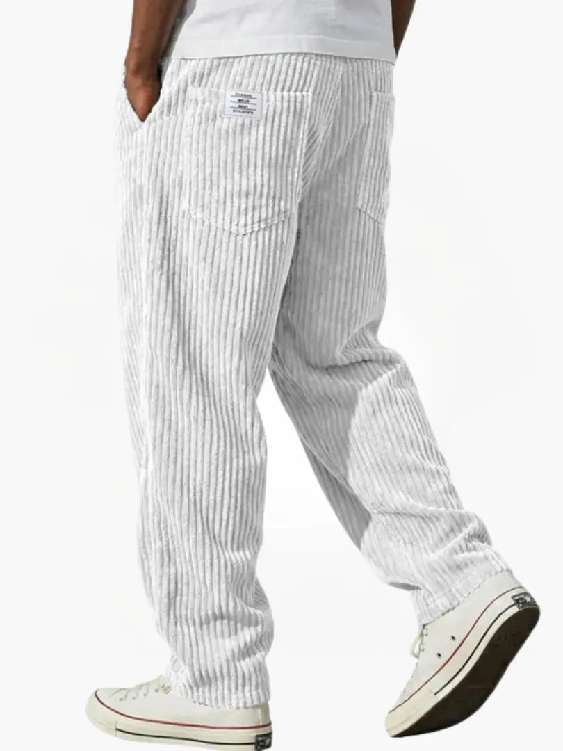 Homme portant un pantalon large côtelé. Idéal pour un style décontracté ou smart casual avec un confort premium.