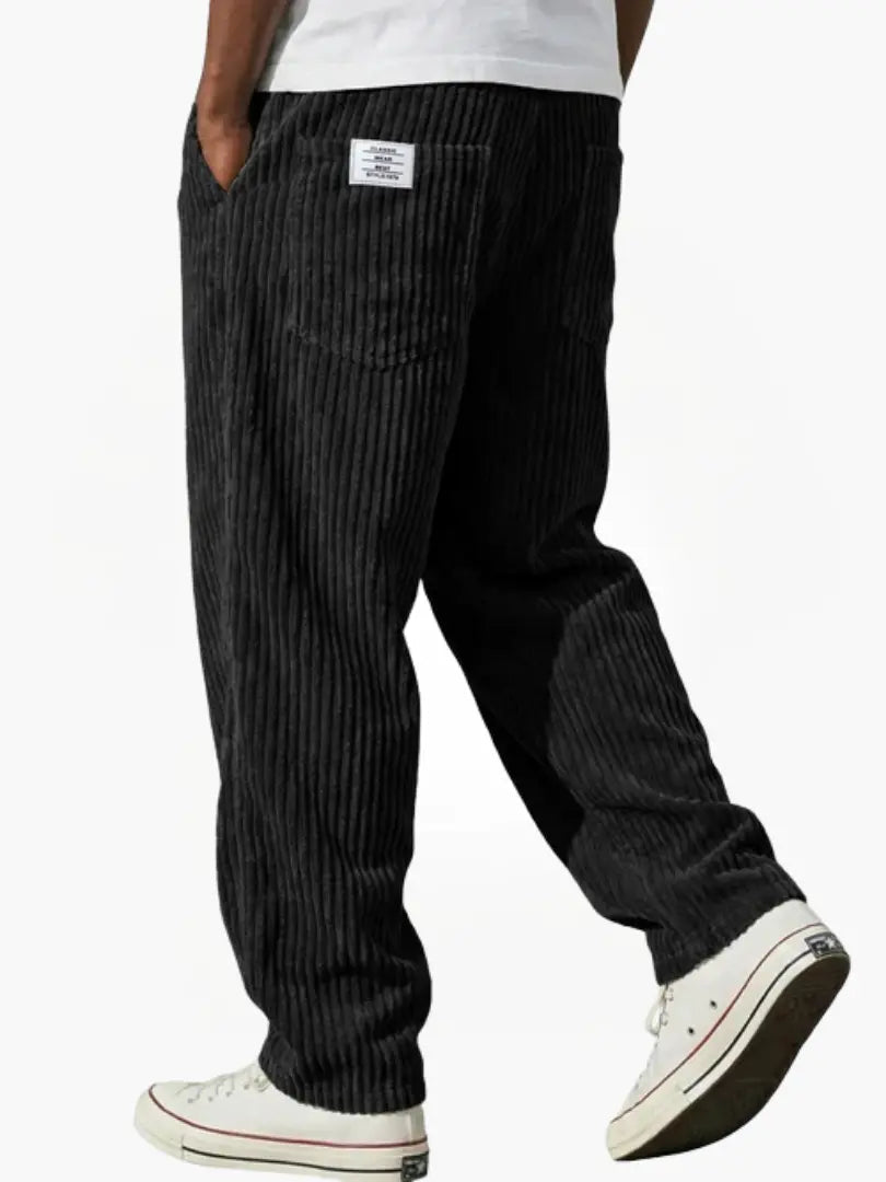 Vue de face d'un pantalon large côtelé homme, coupe ample confortable, taille élastique discrète. Style décontracté.