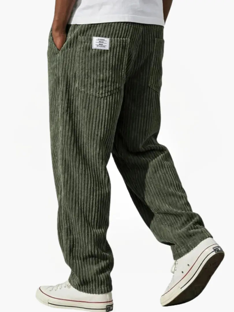Vue de dos d'un pantalon homme côtelé large, avec poches. Confort maximal et look décontracté moderne.