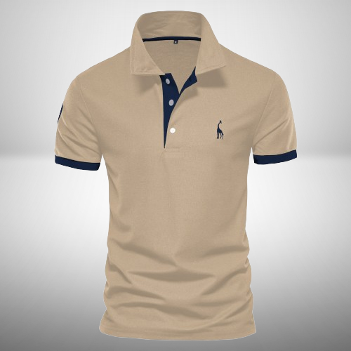 Vêtement masculin chic, polo à manches courtes, col classique, broderie girafe originale et bicolore.