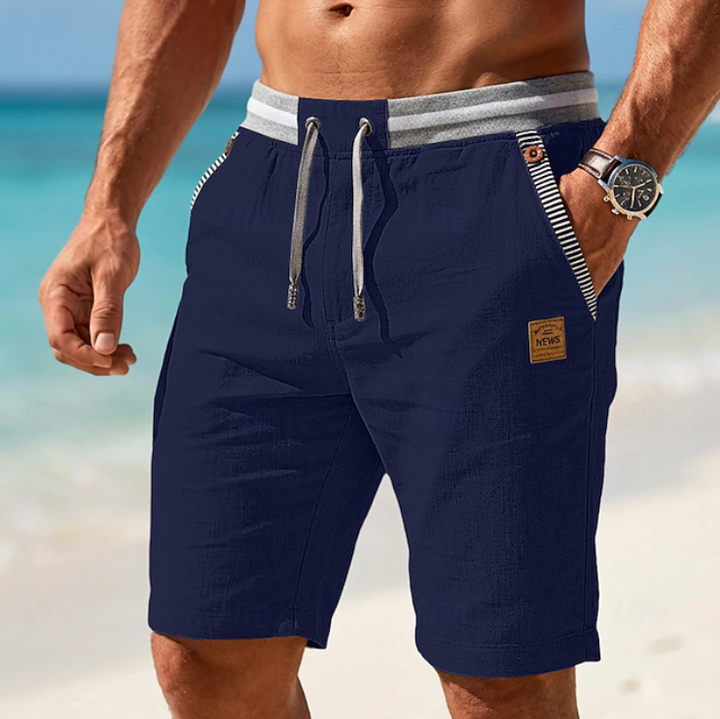Homme portant un short décontracté au genou avec ceinture élastique, parfait pour une tenue d'été confortable et stylée.