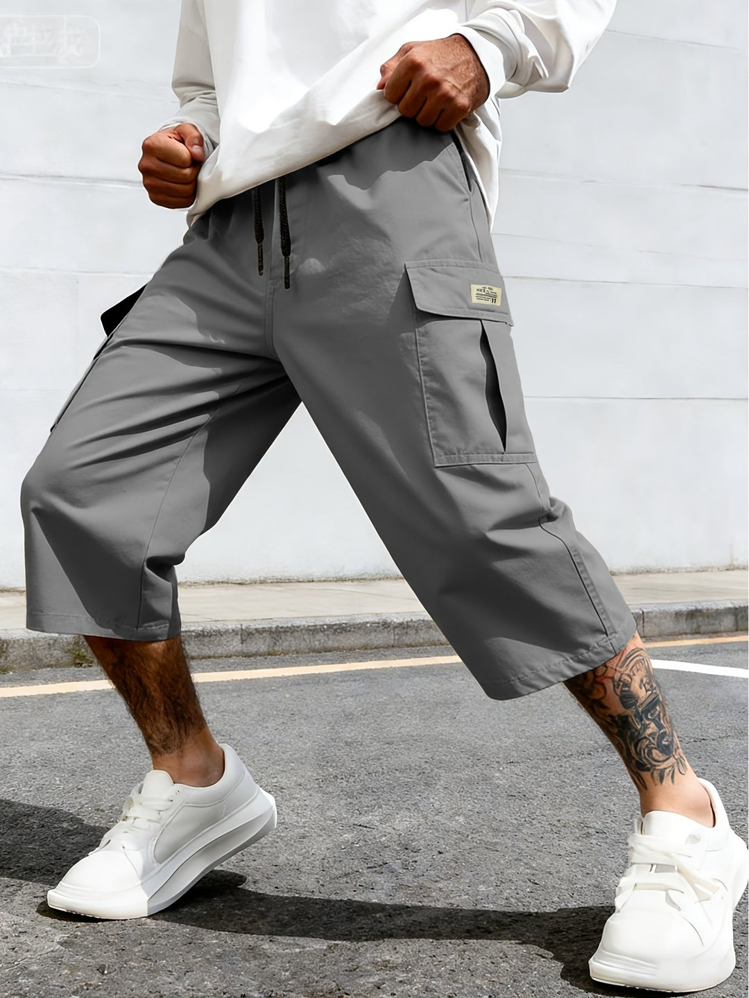 Short cargo homme stylé, look streetwear urbain confortable avec poches latérales et cordon de serrage.
