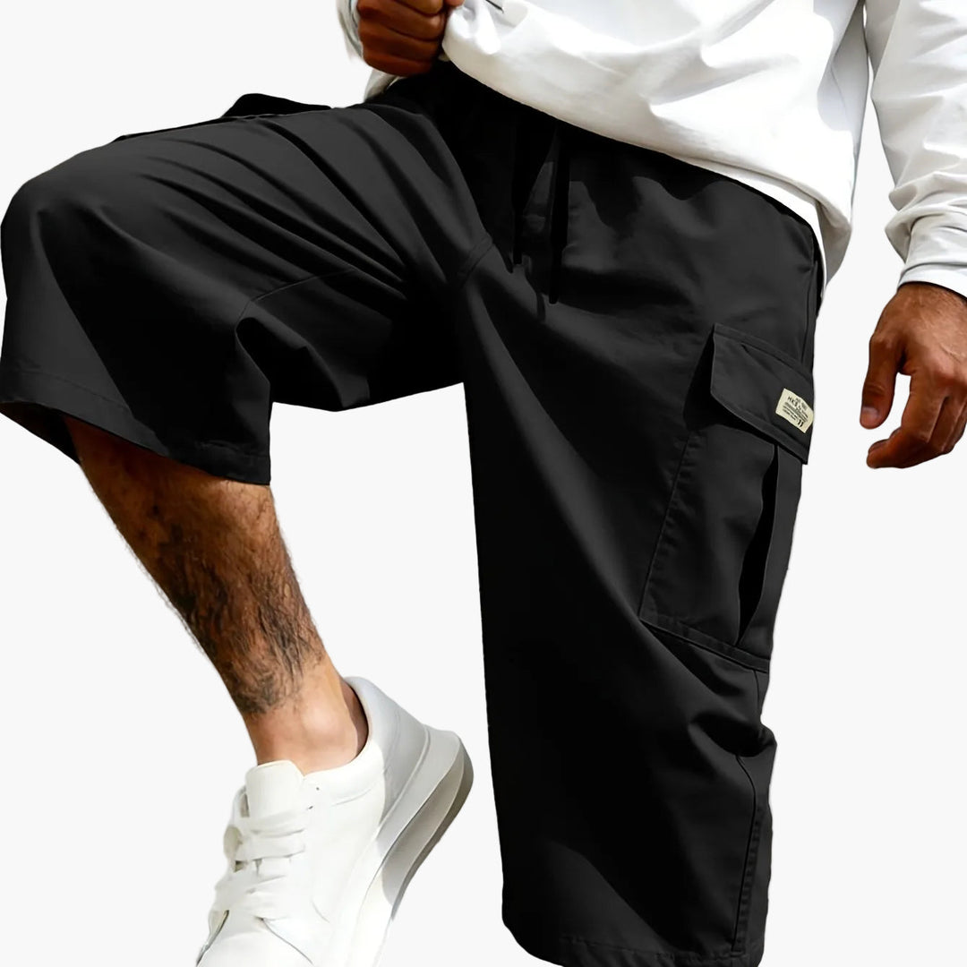 Mode urbaine homme: short cargo décontracté et confortable, avec poches latérales et cordon de serrage.