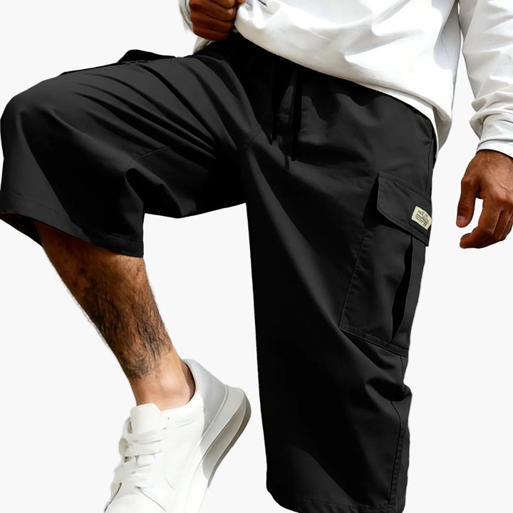 Mode urbaine homme: short cargo décontracté et confortable, avec poches latérales et cordon de serrage.
