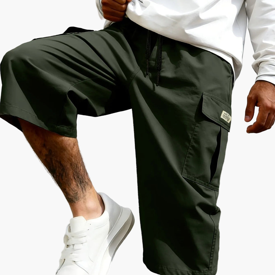 Short cargo homme décontracté, poches latérales spacieuses, cordon de serrage ajustable, confort urbain optimal.