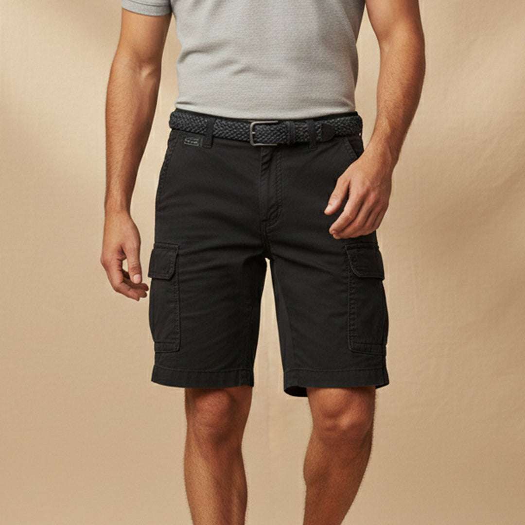 Short cargo homme résistant pour l'extérieur, avec poches zippées, offrant style et fonctionnalité pour le voyage.