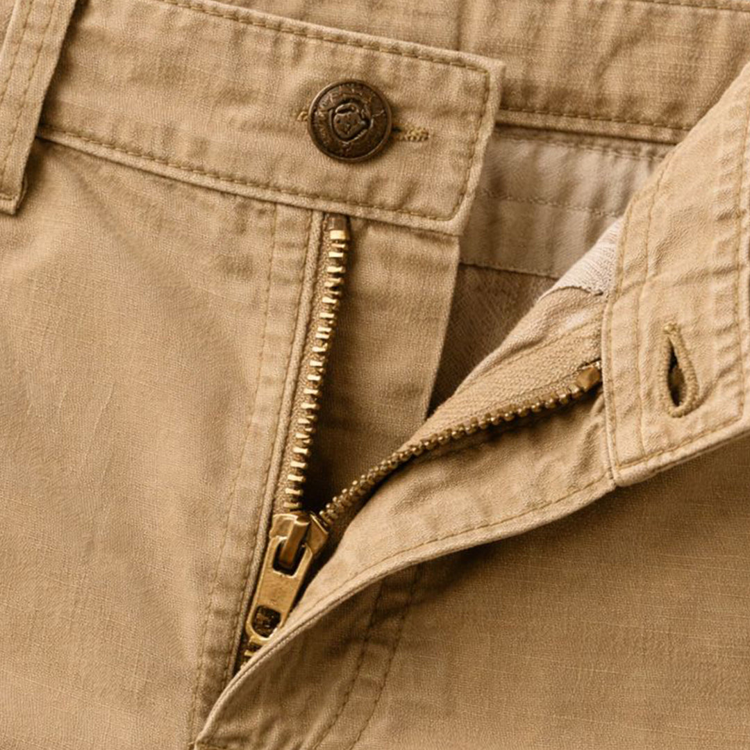 Short cargo homme polyvalent, décontracté et robuste, avec poches zippées, parfait pour la mode masculine.